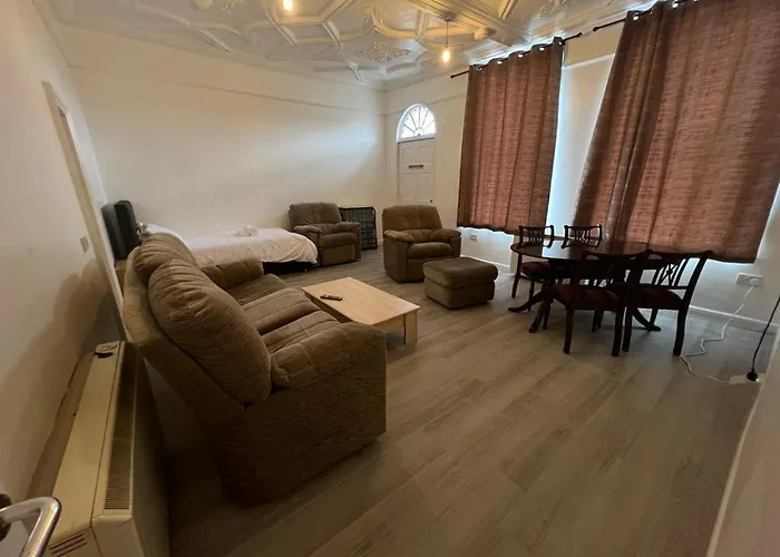 Spacious Entire Flat, 1
